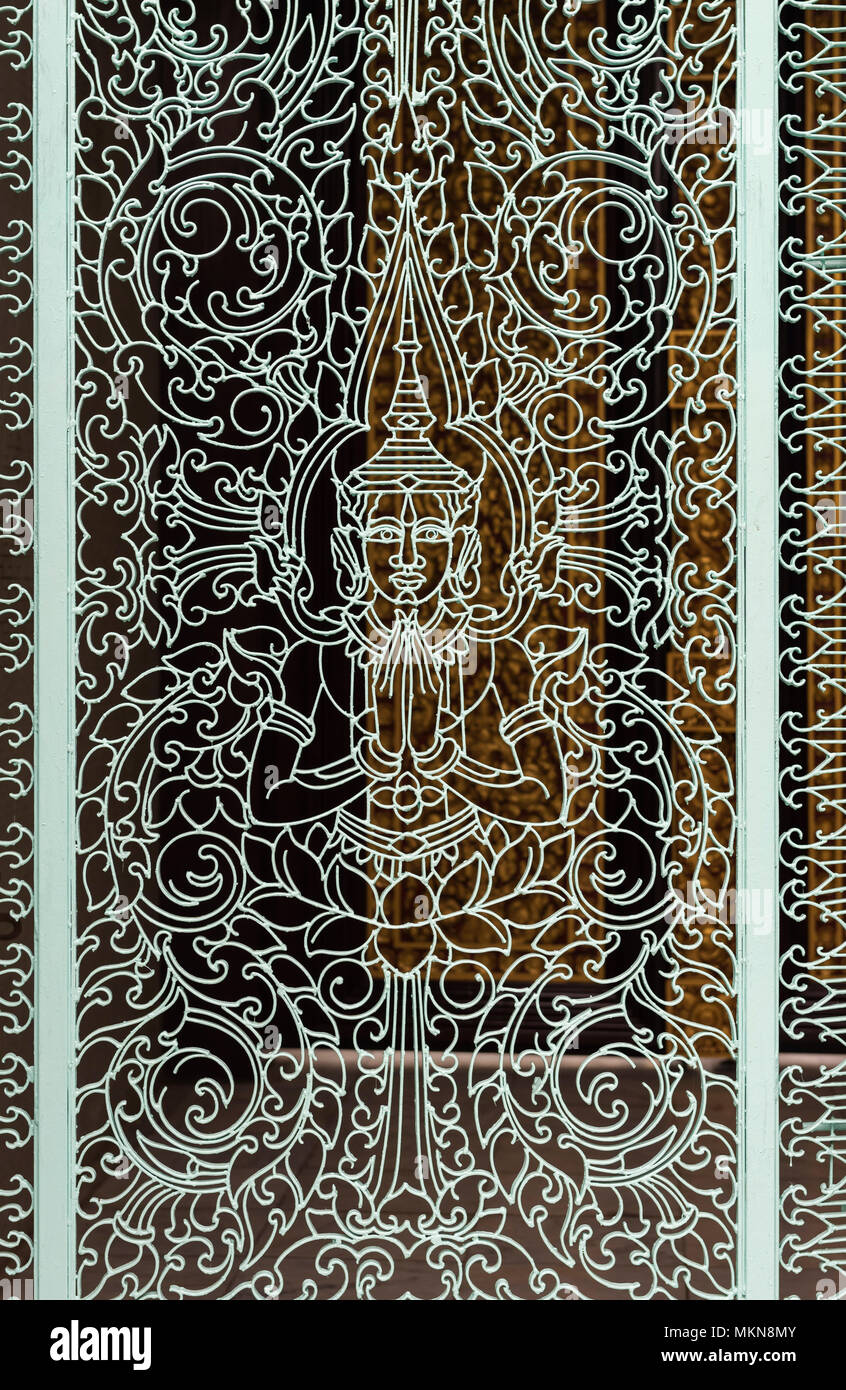 Close-up della statua del Buddha sulla porta di metallo, Palazzo Reale di Phnom Penh, Cambogia Foto Stock