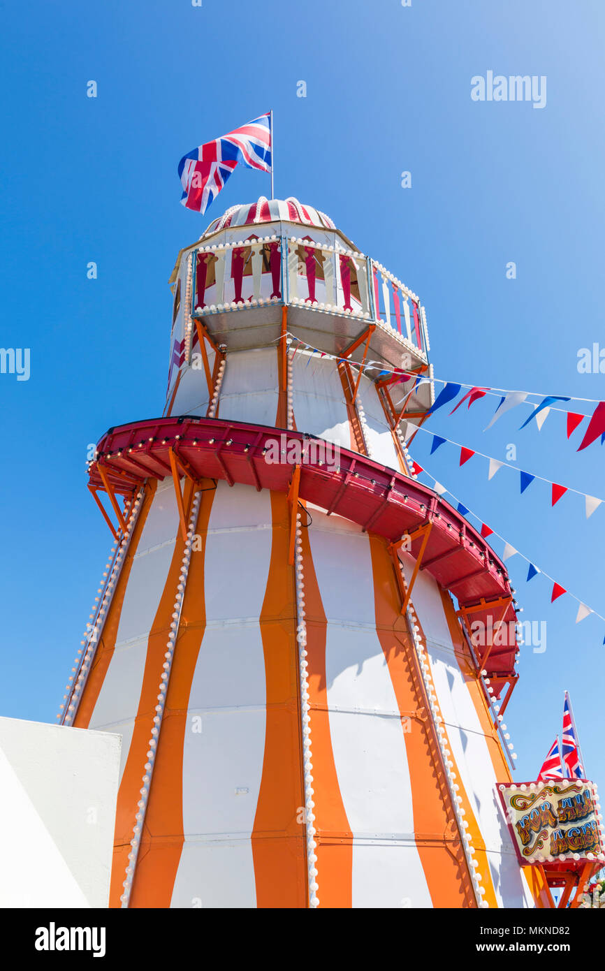 Helter Skelter Fairground Ride al mare di Bournemouth Dorset, Regno Unito nel mese di maggio Foto Stock