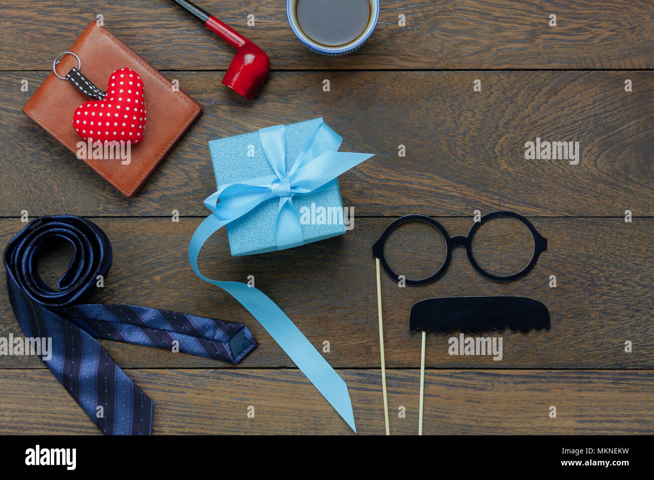Tabella vista superiore padri felice giorno di vacanza il concetto di sfondo.piatto blu laici confezione regalo per il papà con accessori segno oggetto della stagione il rustico moderno bro Foto Stock