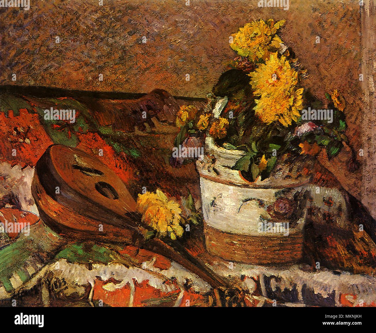 Il mandolino e un vaso di fiori Foto Stock