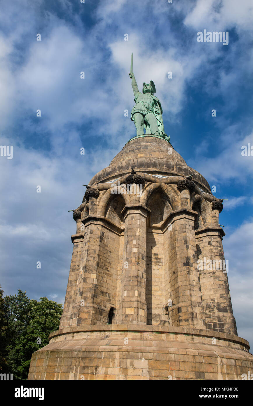 Hermann's monumento sul piedistallo di pietra di fronte soleggiato, cielo blu Foto Stock