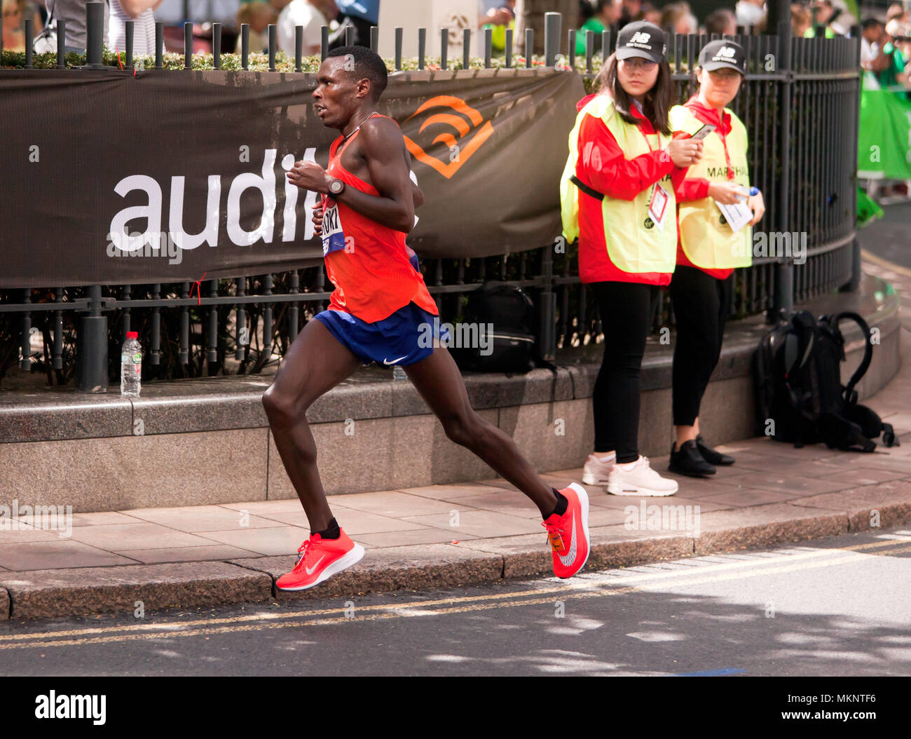 Bedan Karoki acceso per il Kenya, nel 2018 Elite Uomini Maratona di Londra. Egli è andato a finire 5 in un tempo di 02:08:34 Foto Stock