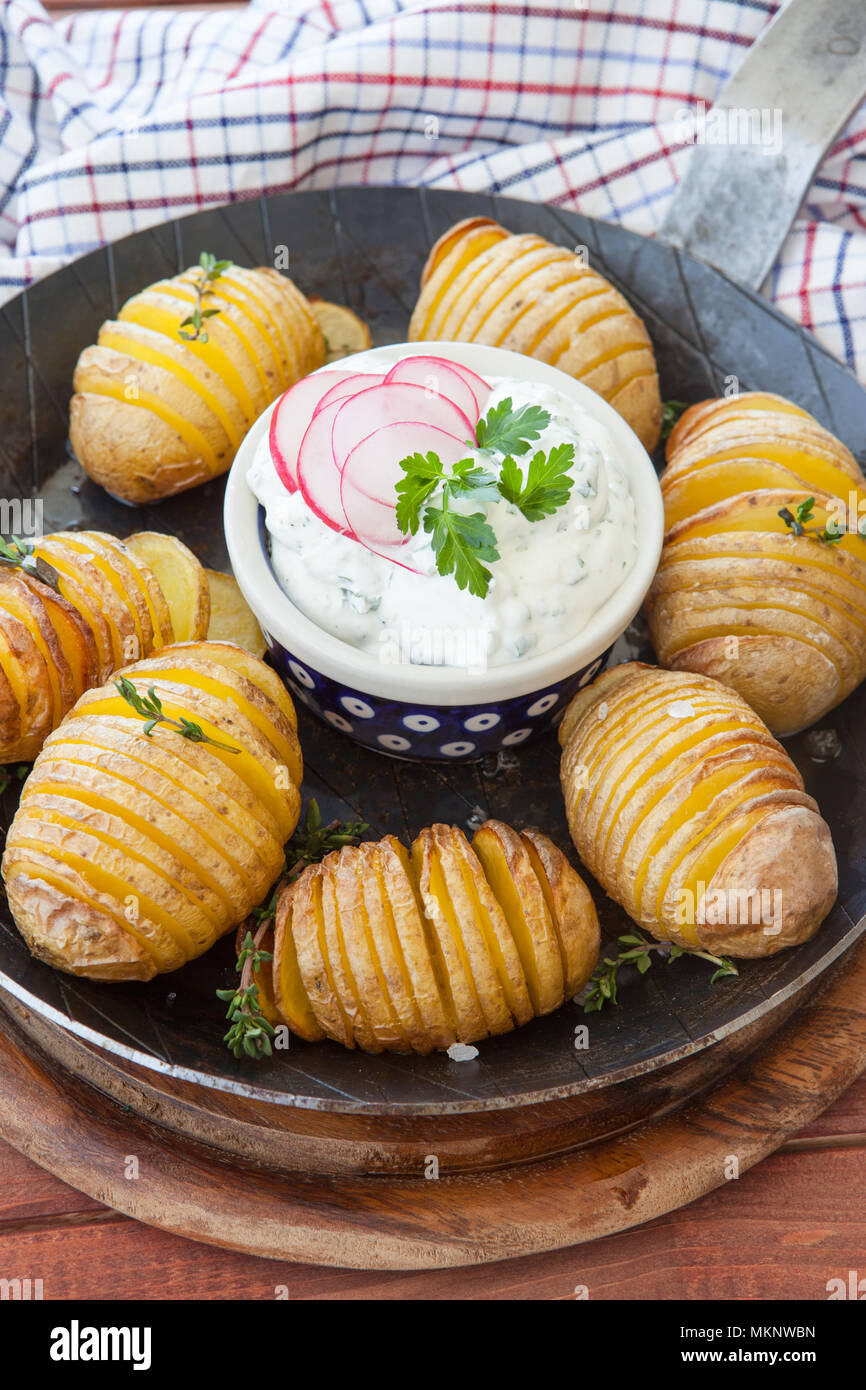 Hasselback rustico con patate di timo fresco e sale marino Foto Stock