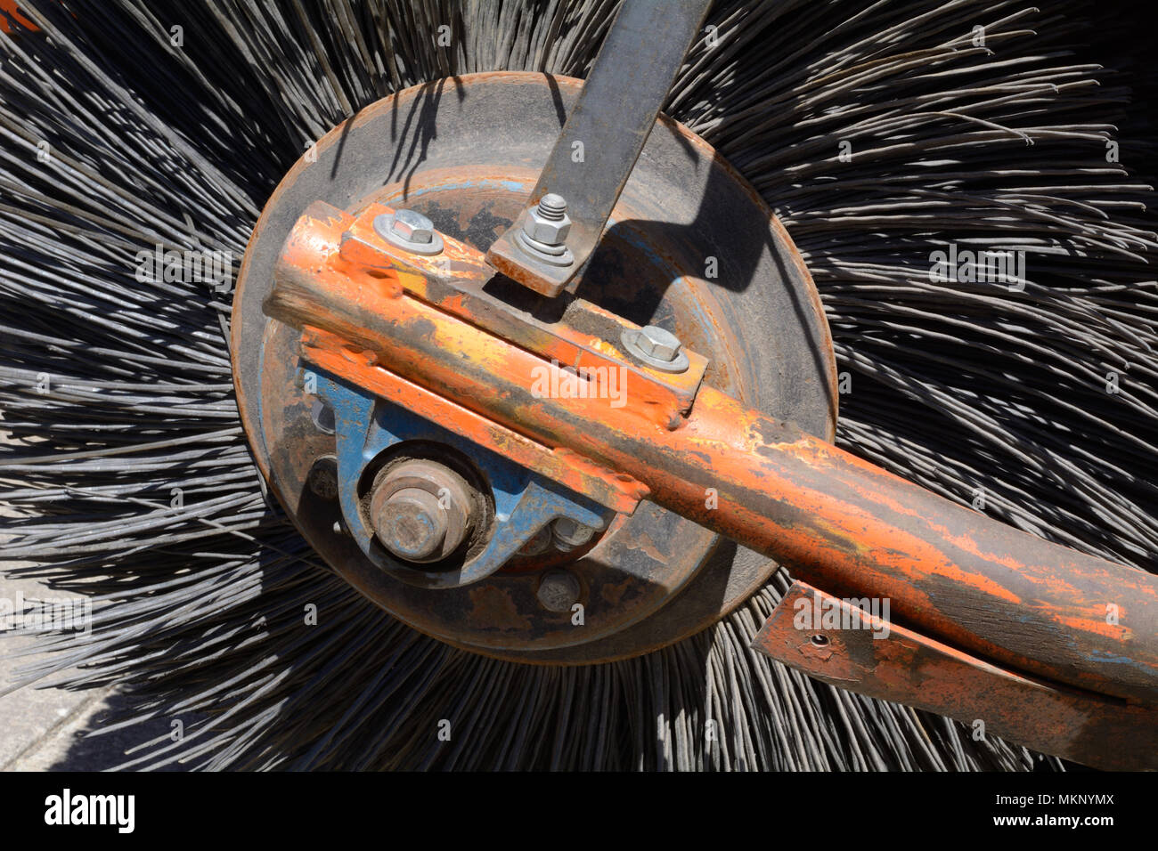 Close up della scopa industriale ruota utilizzata per la costruzione di strade e la riparazione Foto Stock