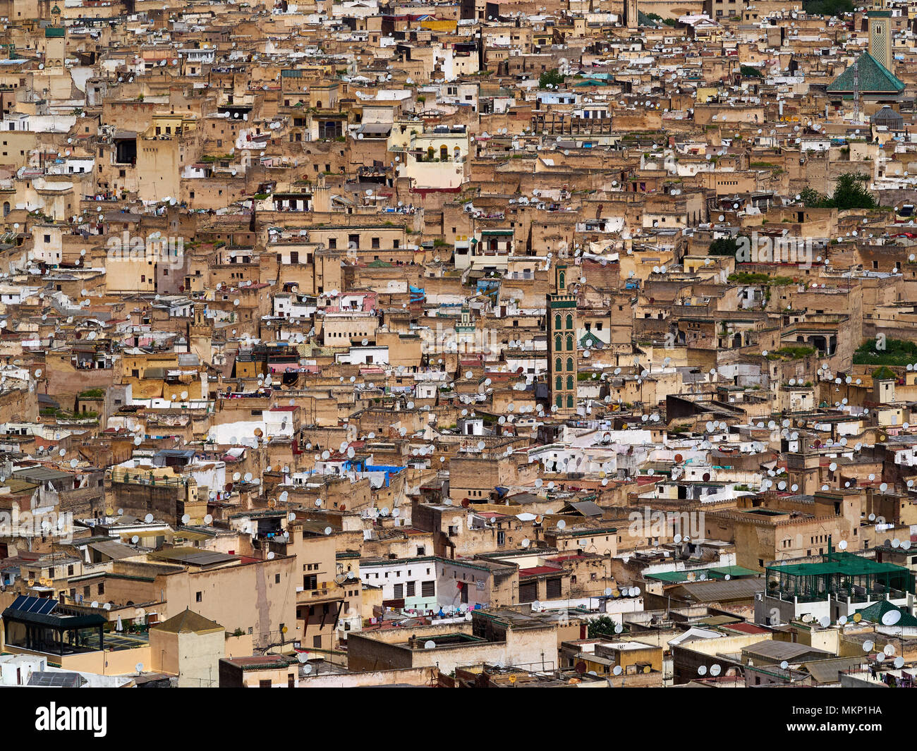 Centro della città vecchia medina di Fez, insieme di antiche case con pareti beige e tetti verdi vicino a ciascun altro, Marocco. Foto Stock