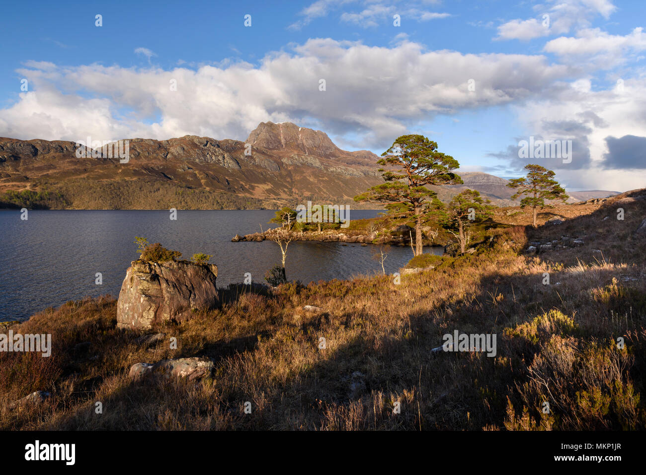Highlands scozzesi laghi e montagne Loch Maree e Slioch Foto Stock