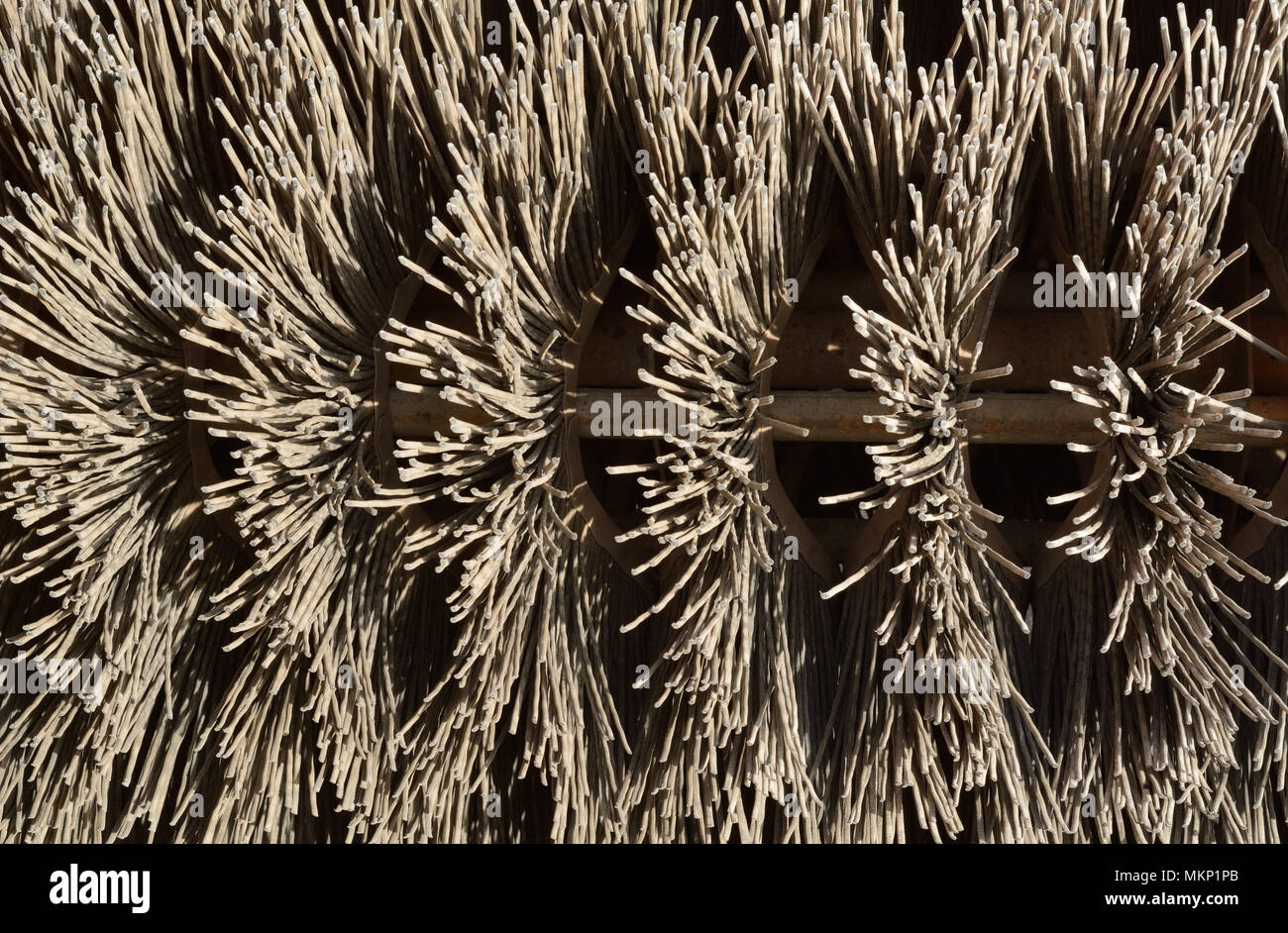 Close up della scopa industriale ruota utilizzata per la costruzione di strade e la riparazione Foto Stock