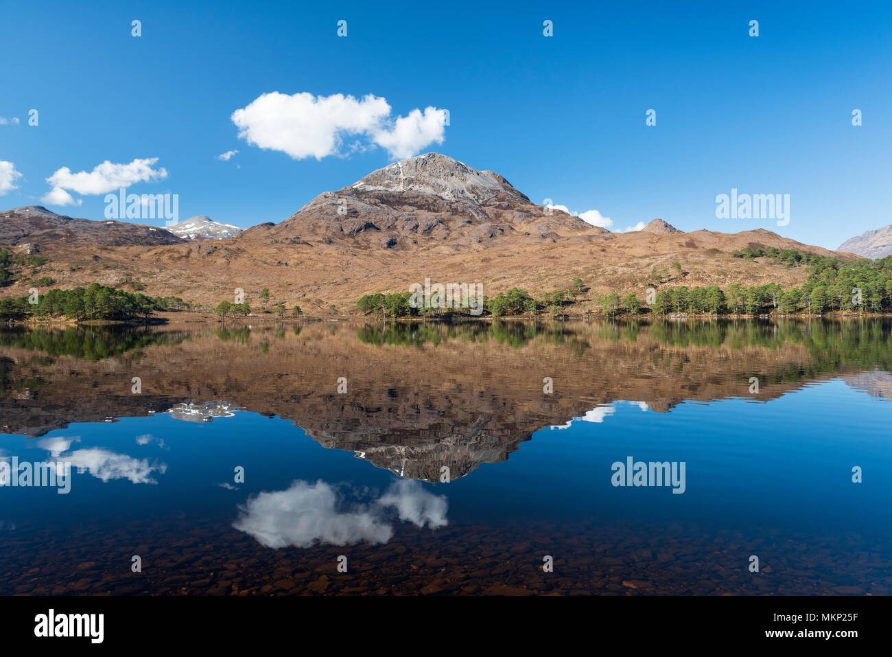 Highlands scozzesi Torridon paesaggio Loch Clair e Sgurr Dubh riflessioni nel lago Foto Stock