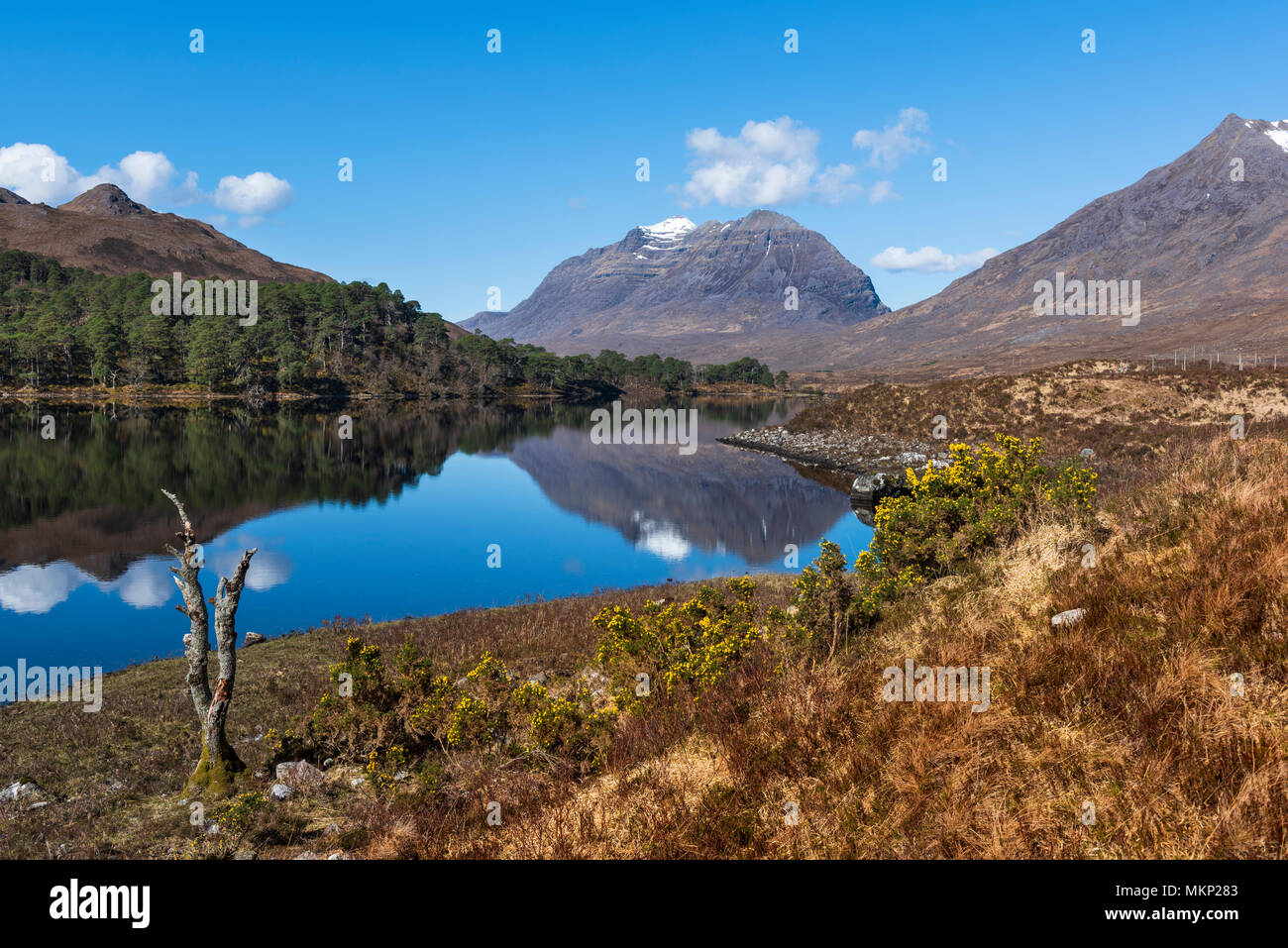 Highlands scozzesi Torridon paesaggio Loch Clair e Liathach riflessioni nel lago Foto Stock