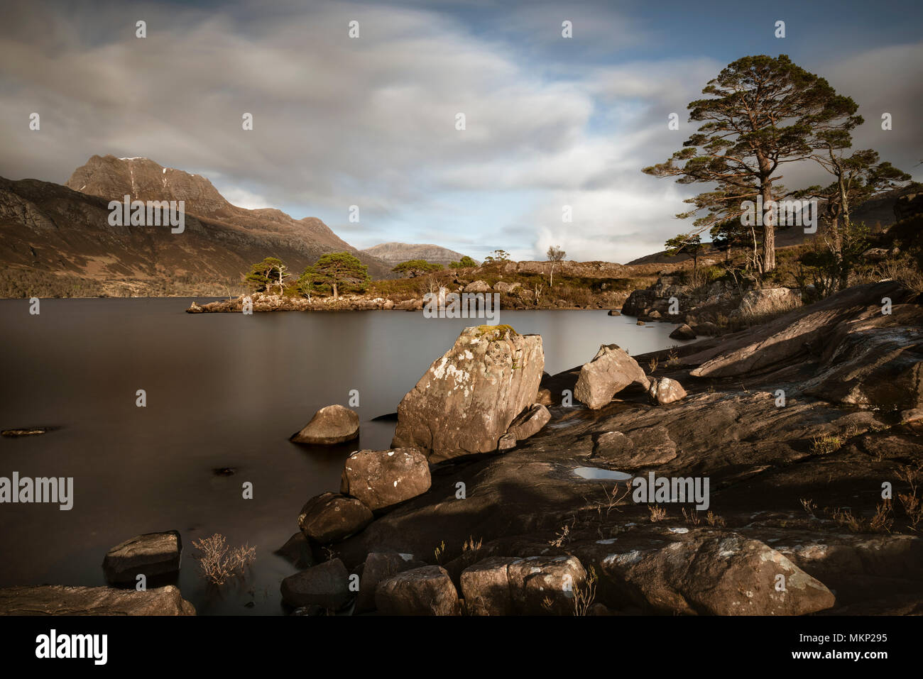 Highlands scozzesi laghi e montagne Loch Maree e Slioch Foto Stock