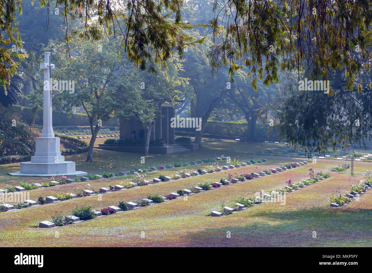 Un cimitero della seconda guerra mondiale a Silpukhuri, Navagraha Road, Guwahati, India. Il cimitero di guerra è stato istituito durante la seconda guerra mondiale per la sepoltura dei soldati uccisi in guerra. Foto Stock