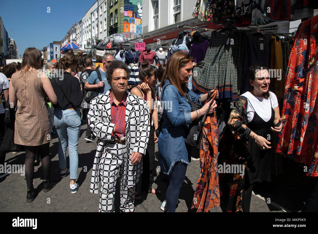 Il carattere locale indossando un modellato zoot suit al Mercato di Portobello Road a Notting Hill, West London, England, Regno Unito. Per coloro che godono di una posizione soleggiata giornata fuori appendere fuori al famoso mercato di domenica, quando l'antica platea la linea street. Il Mercato di Portobello è il più grande mercato di antiquariato con oltre mille di commercianti che vendono ogni genere di antiquariato e collezionismo. I visitatori accorrono da tutto il mondo a camminare lungo uno a Londra Best Loved strade. Foto Stock