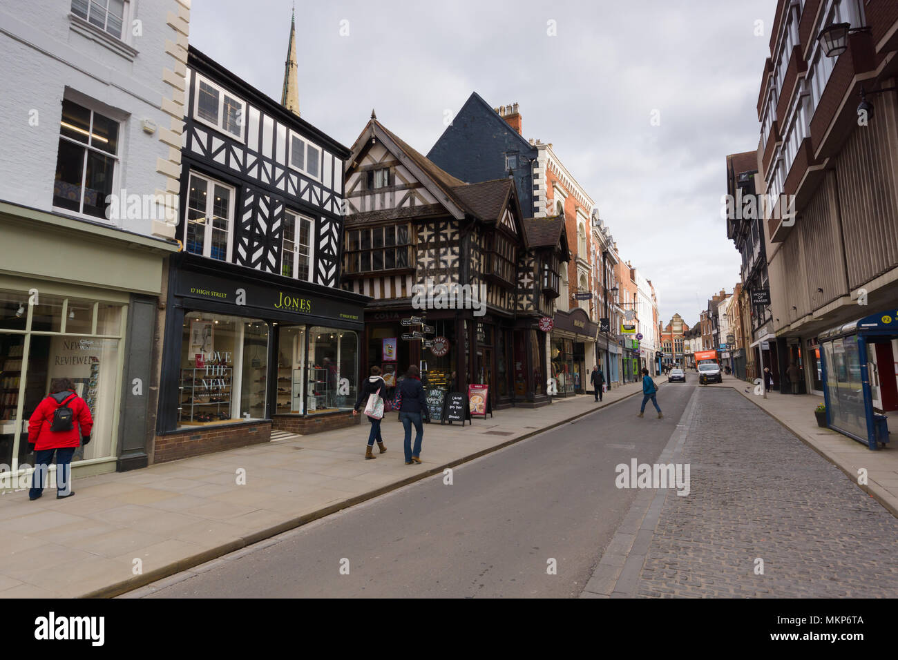 In stile Tudor edifici e facciate su high street nel centro di Shrewsbury una città storica in Inghilterra risalente al periodo medievale Foto Stock