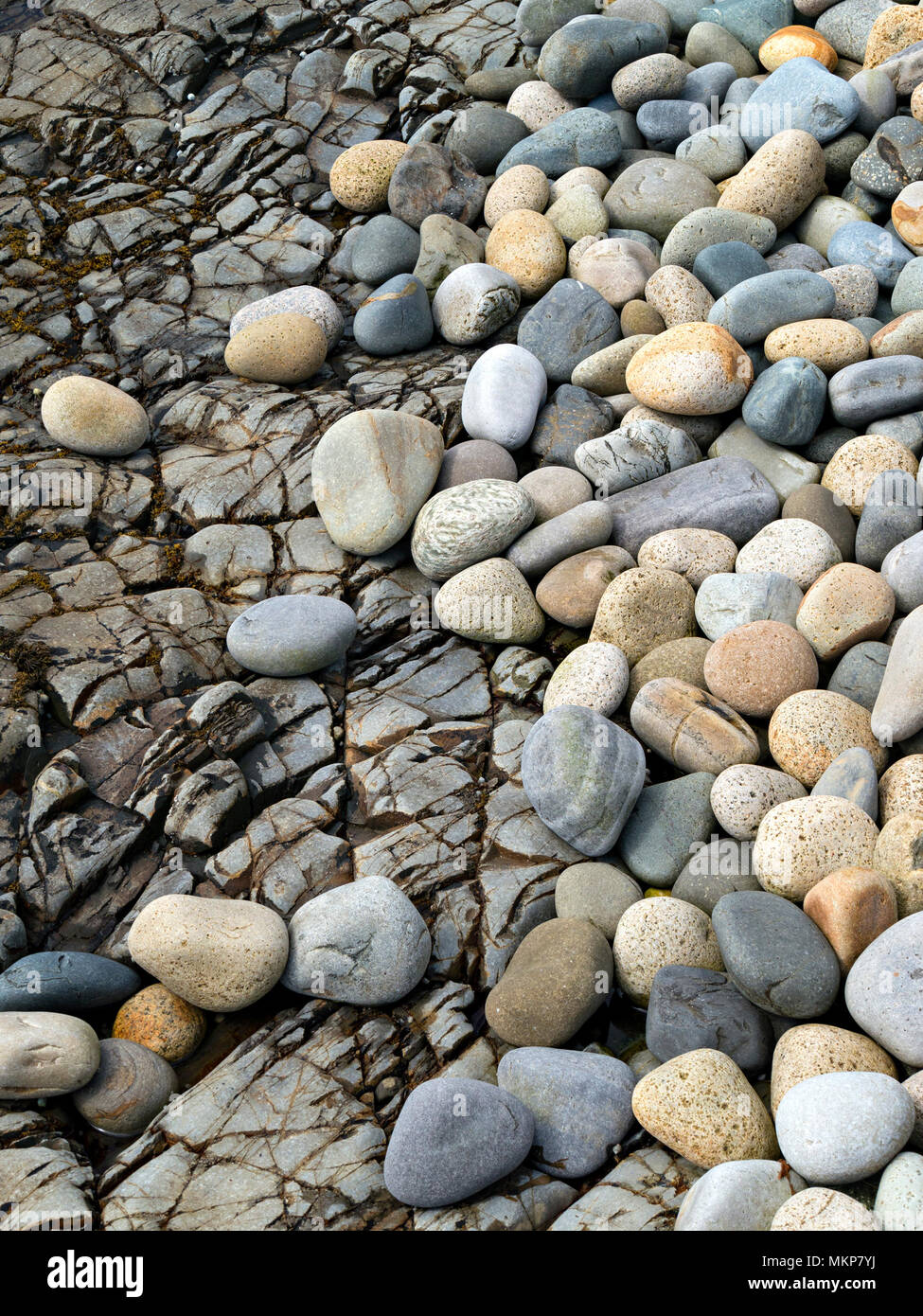 Round spiaggia di ghiaia e roccia Foto Stock