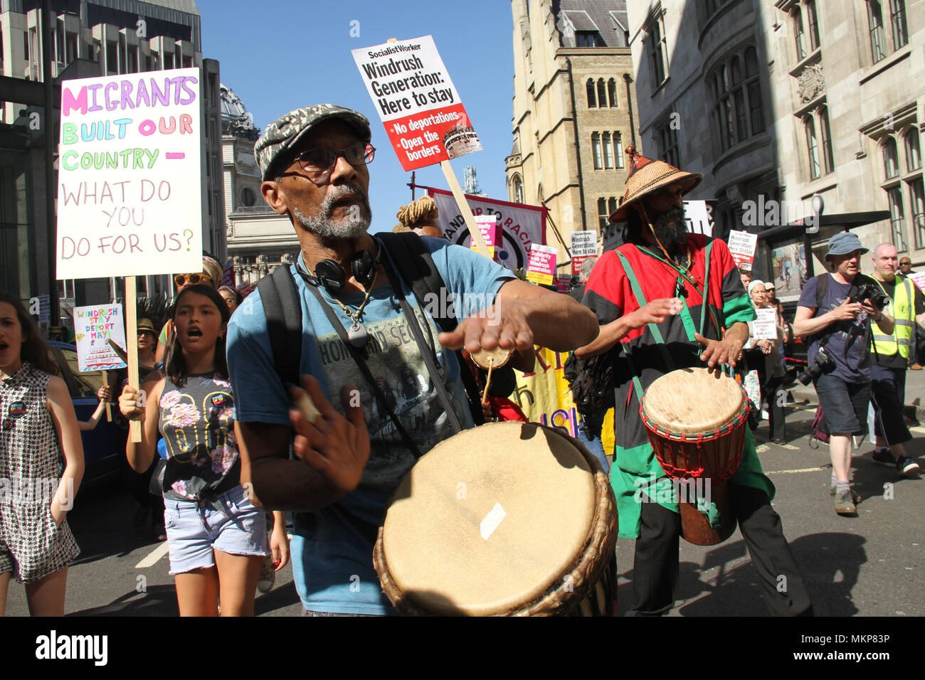 Whitehall, Londra - Regno Unito: 5 maggio 2018. Centinaia di persone si sono unite a marzo per Windrush a Whitehall il 5 maggio, per protestare contro il "ambiente ostile" che ha come obiettivo la generazione di Windrush. Una generazione di persone che erano stati invitati provenienti da paesi del Commonwealth come cittadini del Regno Unito sono state oggetto di deportazione from​ ​ the​ ​UK. Credito: David Mbiyu /Alamy Live News Foto Stock