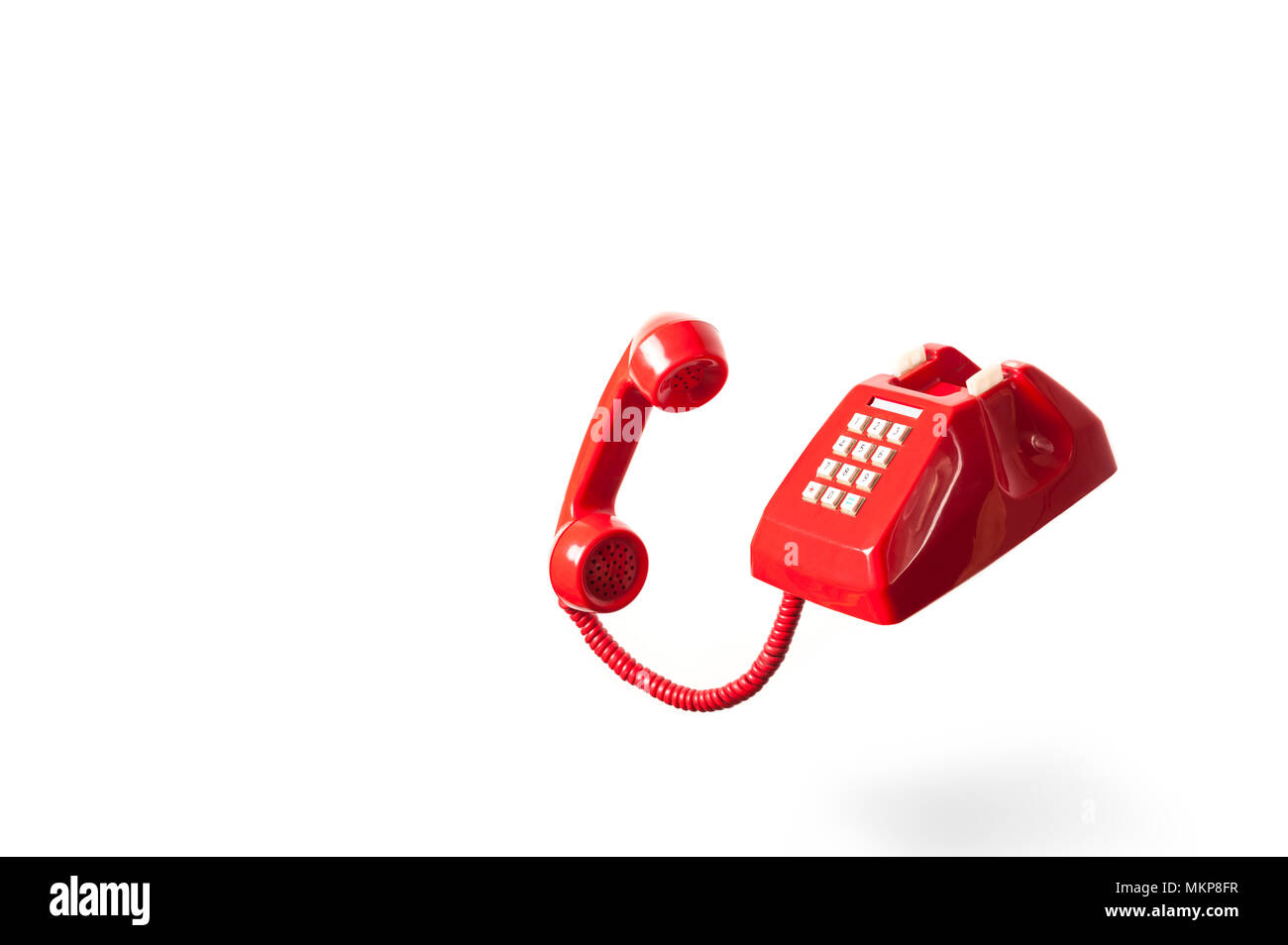 Rosso telefono vintage isolati su sfondo bianco. Telefono rosso sulla chiamata in attesa o riagganciare. Foto Stock