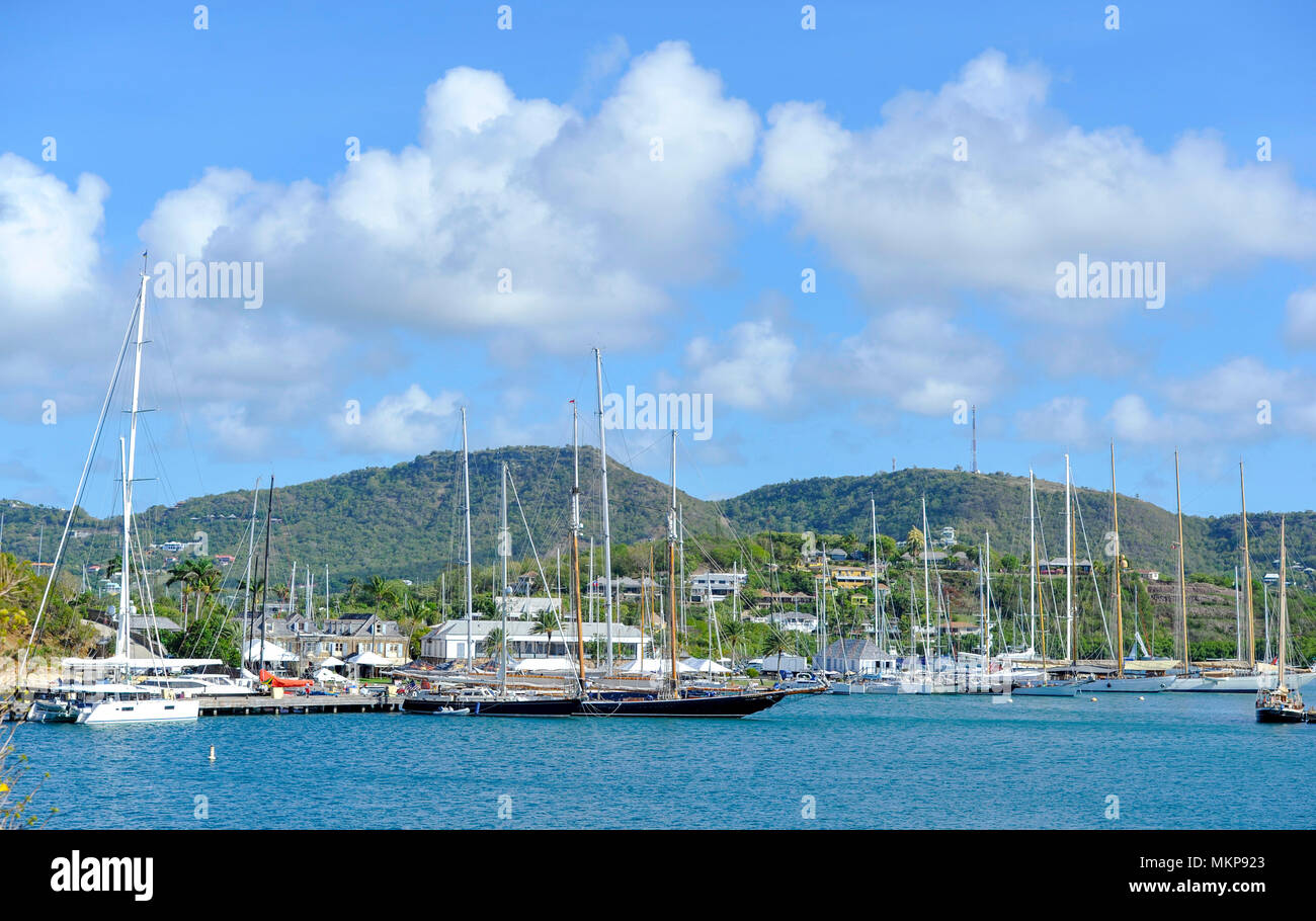 Antigua Piccole Antille isole dei Caraibi West Indies - vista su tutta Harbour inglese home per Nelsons Dockyard con costosi yacht ormeggiati Foto Stock