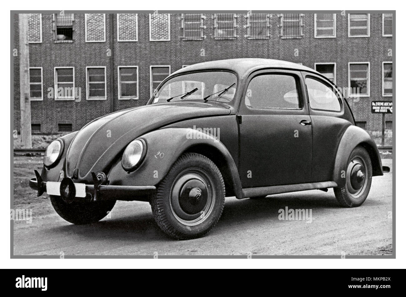 1946 post-guerra Germania produzione Volkswagen riprende con l'esercito britannico Allied aiutare a Wolfsburg in Germania con la Volkswagen numero 20 proveniente dalla linea di produzione nel 1946 Foto Stock