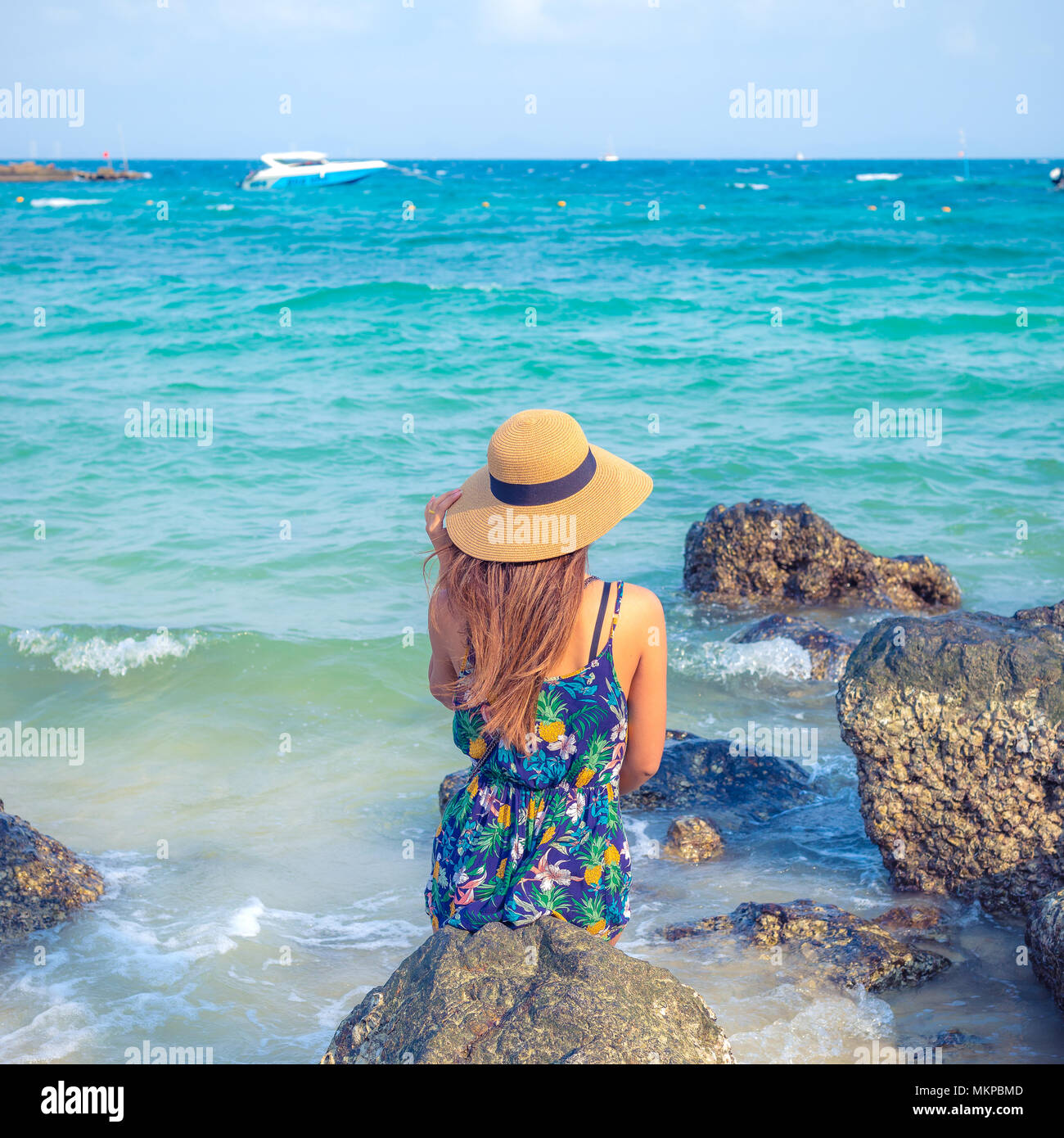 Belle Donne con hat guardando l'oceano in Thailandia Foto Stock