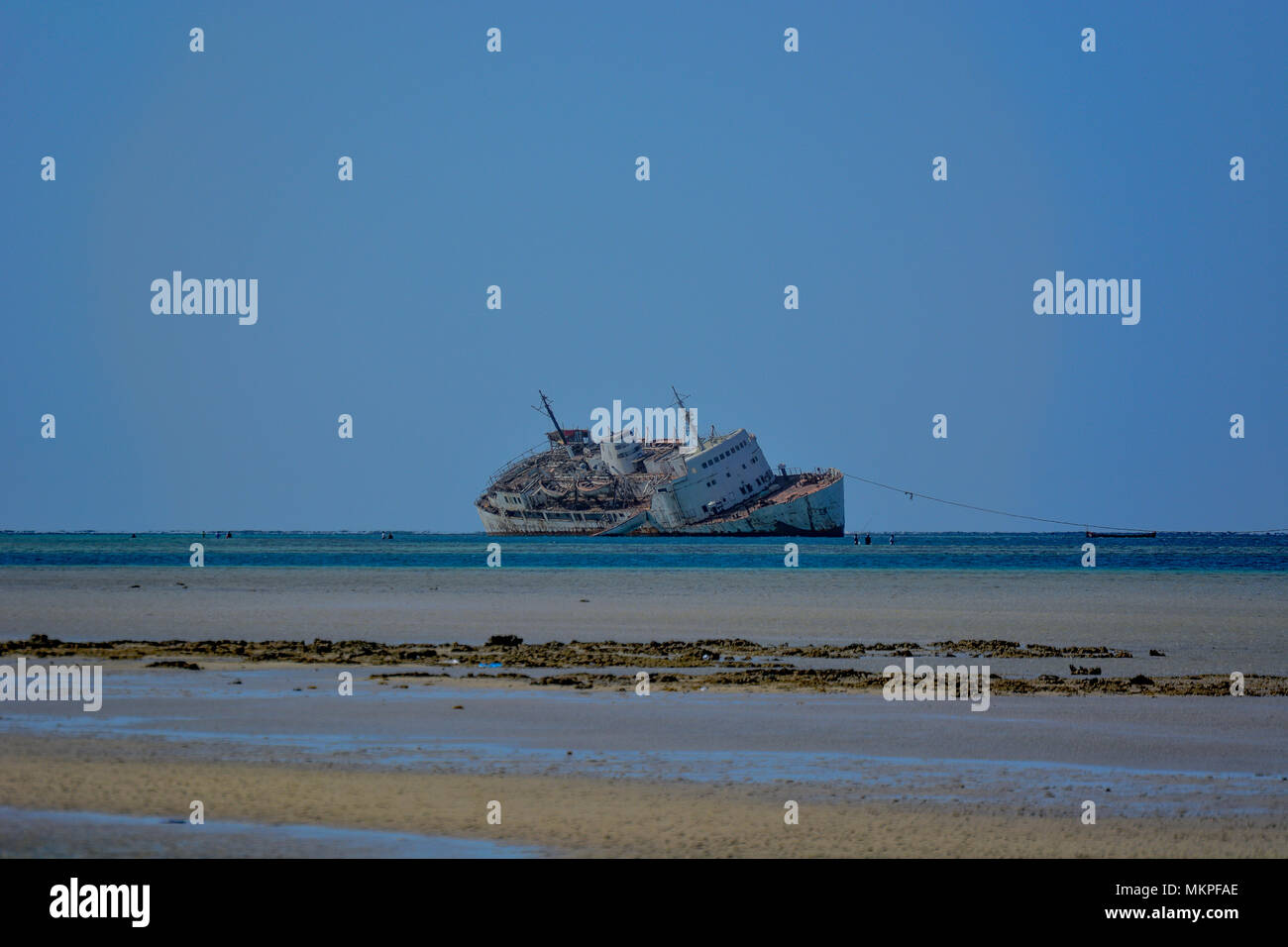 Nave abbandonati sulle secche della Saudi Arabian costa del Mar Rosso. Foto Stock