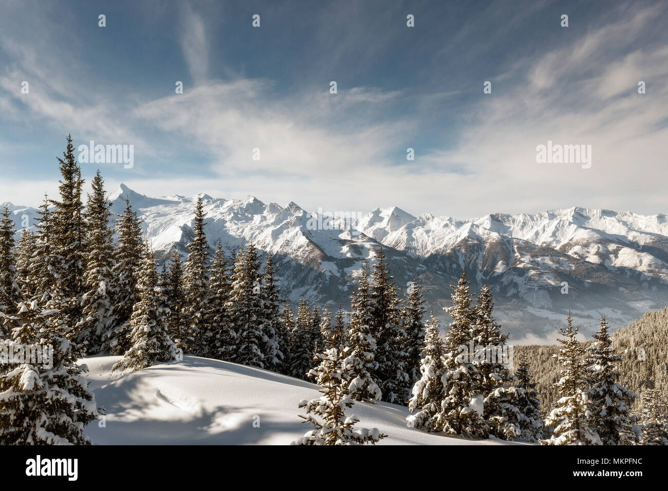 Vista invernale del Central Eastern Alpi austriache visto dalle piste da sci di Zell Am See in Austria Foto Stock