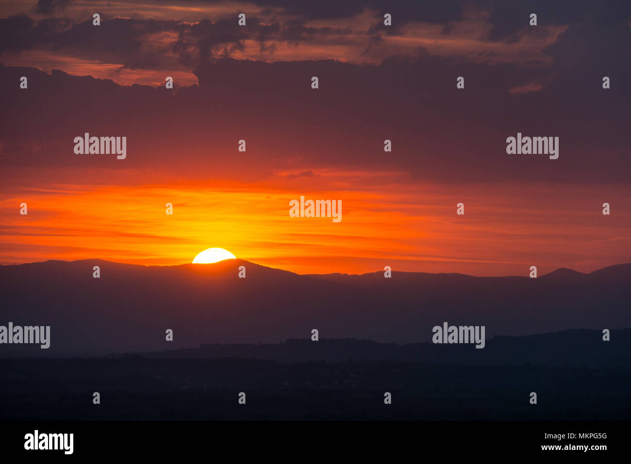 Germania, spettacolare tramonto rosso dietro città Freiburg im Breisgau e montagne Vosges Foto Stock