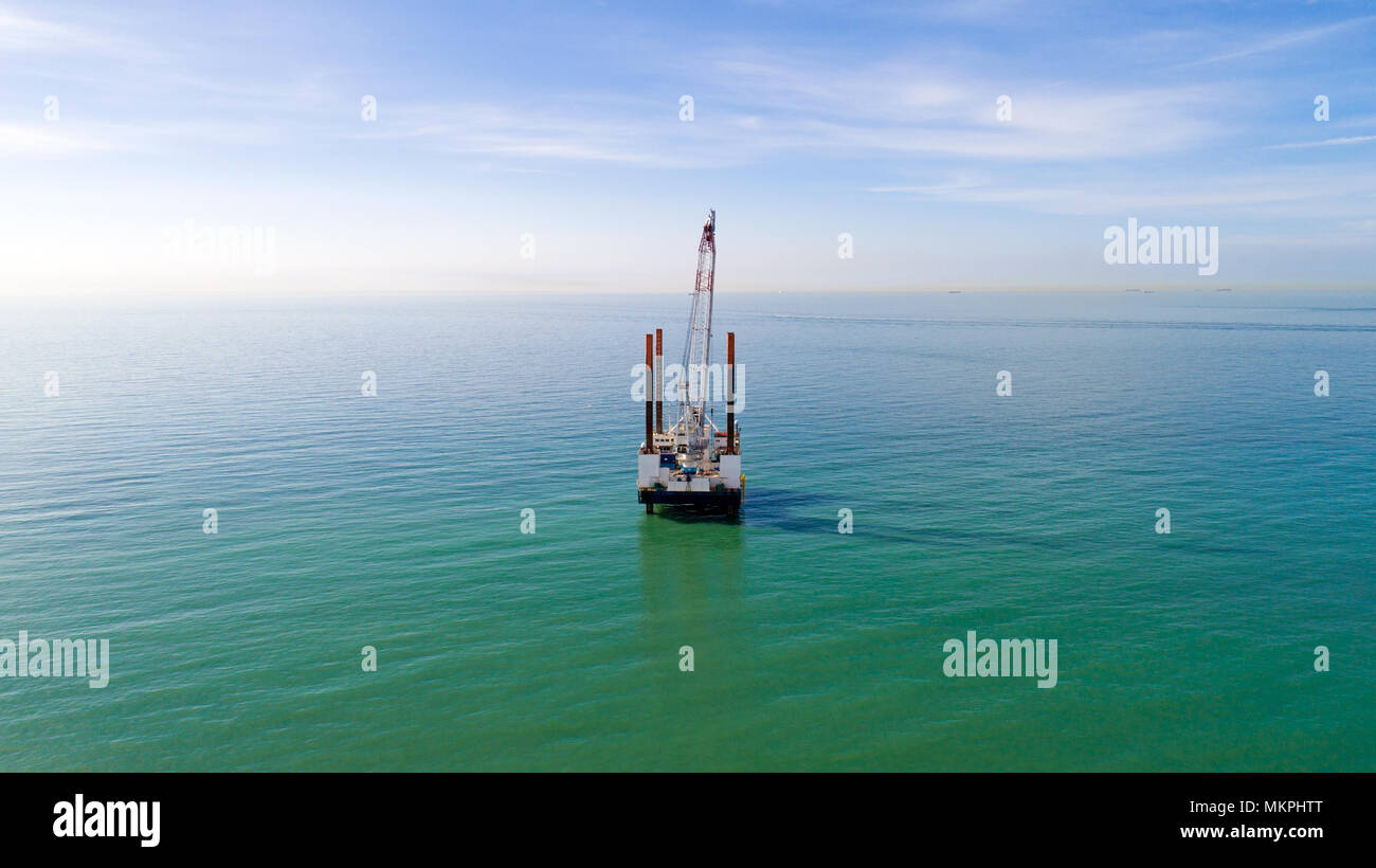 Foto aerea di una piattaforma offshore nel Mare del canale, costa di Sangatte, Francia Foto Stock