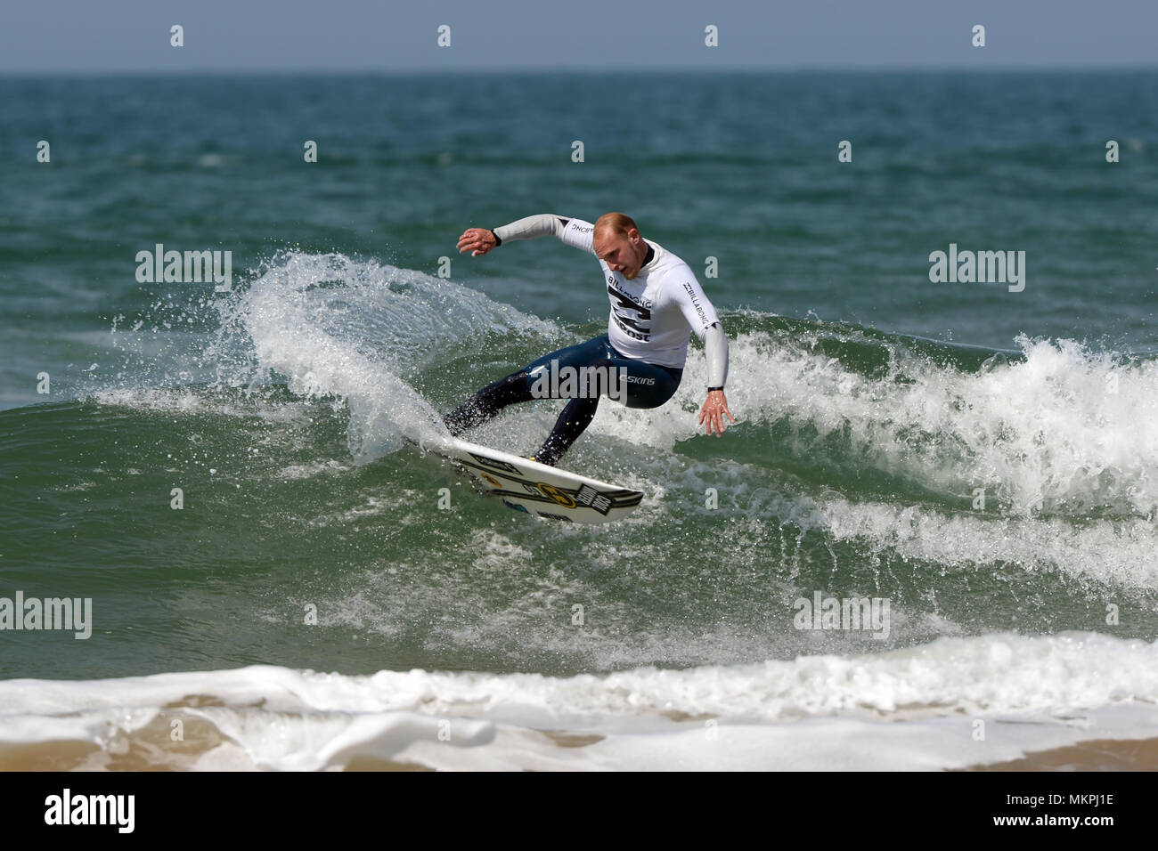 Surf a Freshwater west durante il Welsh Nazionale dilettanti campionati di surf 2018 a Freshwater West, Pembroke Foto Stock