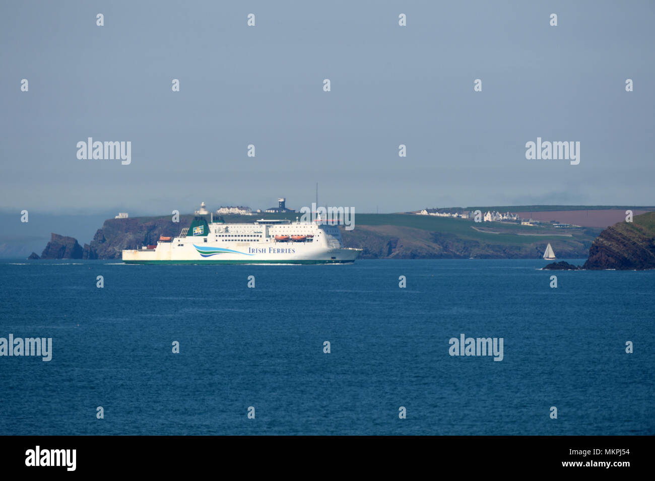 Traghetto da Irlanda arriva in ingresso al Milford Haven. Irish Ferries Rosslare a Pembroke rotta. Foto Stock