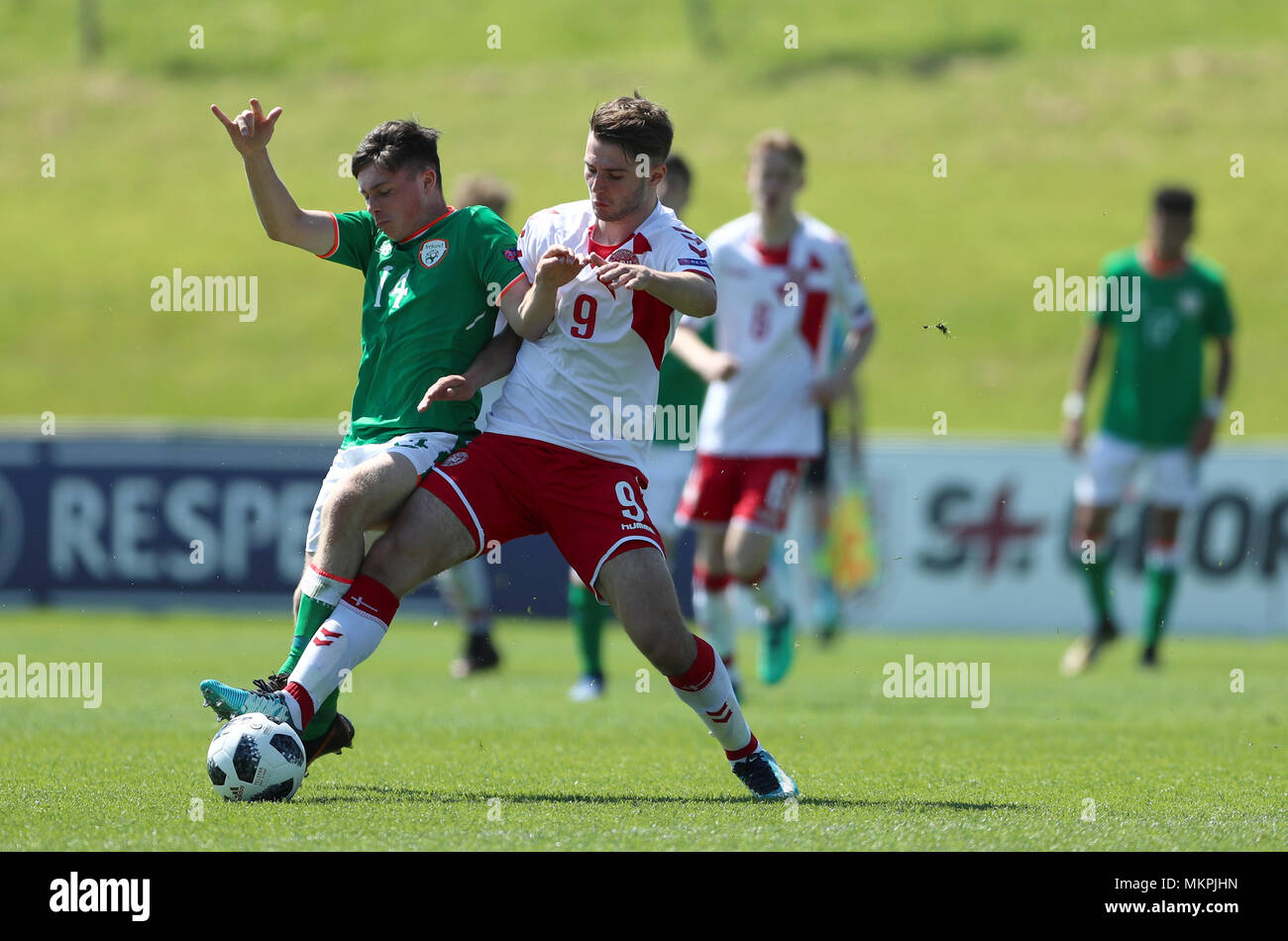 Repubblica di Irlanda è Adam O'Reilly (sinistra) e la Danimarca Muamer Brajanac battaglia per la sfera durante la UEFA europeo U17 campionato, gruppo C corrispondono al St George's Park Stadium, Burton-on-Trent. Foto Stock