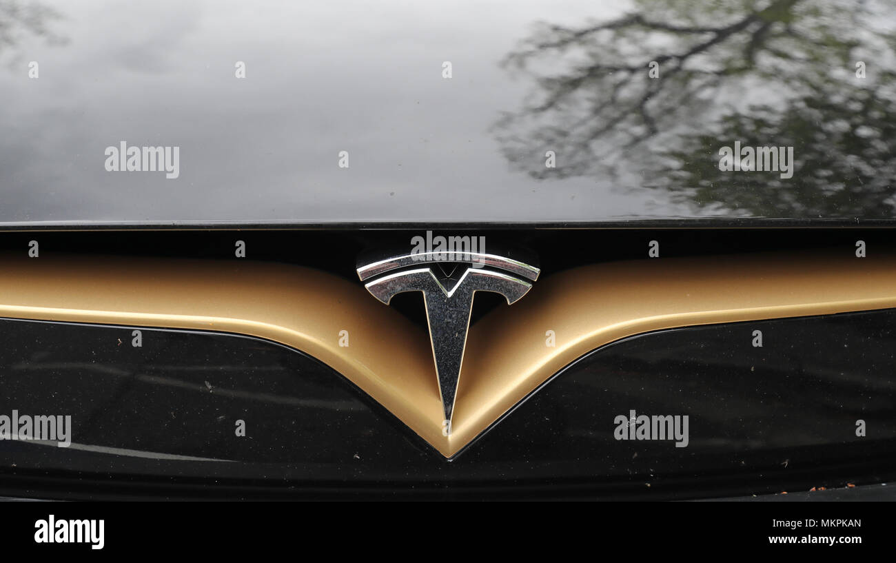 Una Tesla logo sulla parte anteriore di un modello di Tesla S auto a un evento di lancio per la MobilityX self-conferenza di pilotaggio, una raccolta di global veicolo autonomo leader, a Dublino. Foto Stock