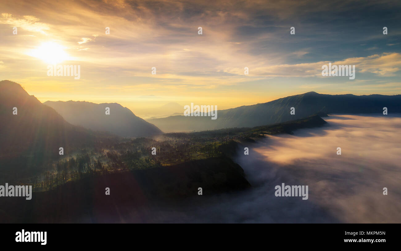 Sunrise Cemoro lawang villaggio al Monte Bromo in bromo tengger semeru national park, East Java, Indonesia Foto Stock
