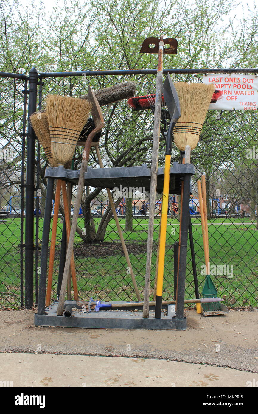 Attrezzature varie a Norwood Park Dog Park di Chicago, Illinois. Foto Stock
