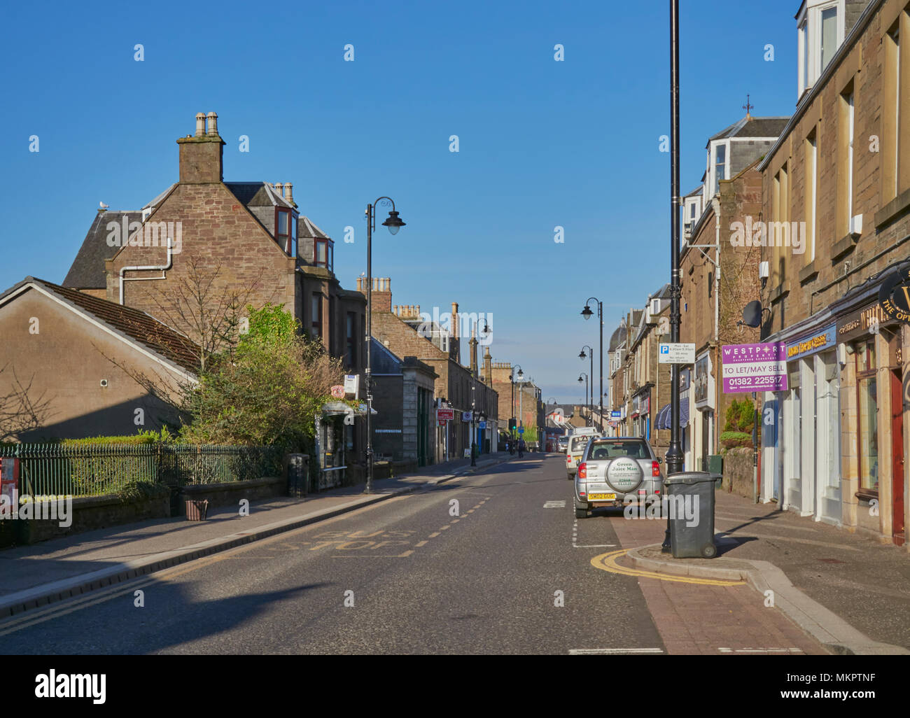 Guardando verso il basso Carnoustie Town High Street su una Domenica mattina presto in maggio. Carnoustie, Angus, Scozia. Foto Stock