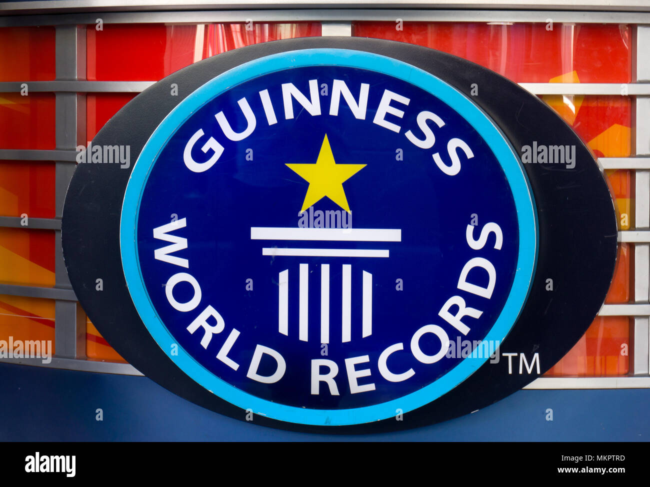 HOLLYWOOD, CA/STATI UNITI D'America - 18 Aprile 2015: Il Museo Guinness logo e il rettangolo di selezione. Il Museo Guinness è un attrazione sulla Hollywood Walk of Fame. Foto Stock
