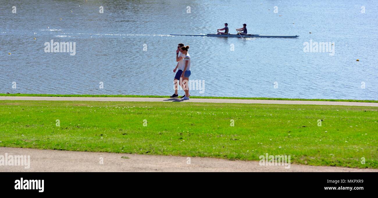 Il canottaggio pratica presso il Centro sportivo nazionale per l'acqua Holme Pierrepont Nottingham England Regno Unito Foto Stock