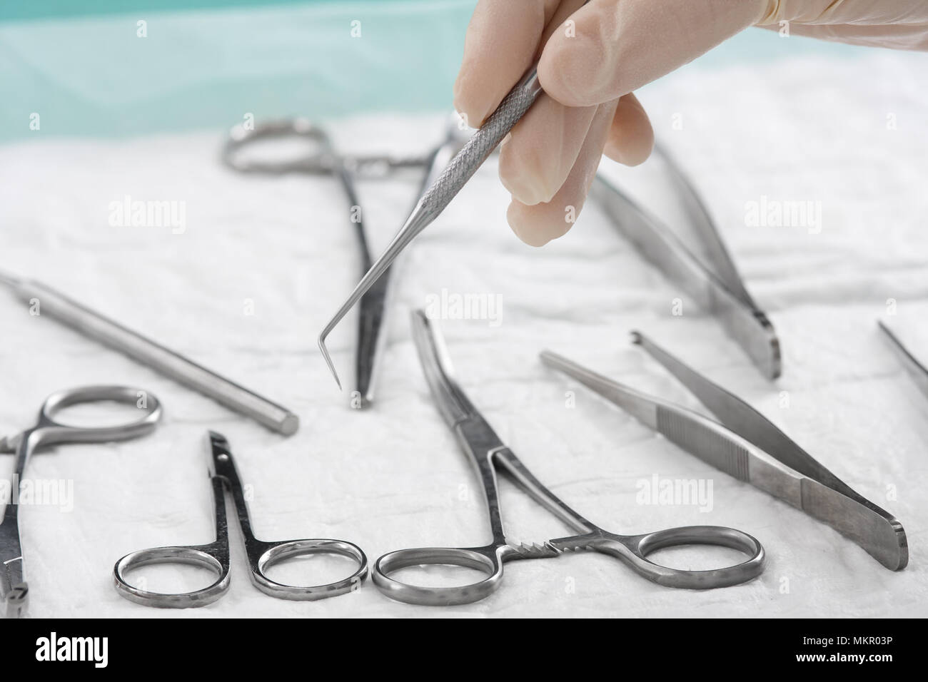 Mano del medico in guanto medicale con sonda dentale Foto Stock