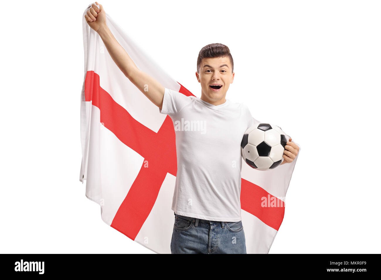 Emozionato teenage tifoso di calcio con una bandiera inglese e un isolato di calcio su sfondo bianco Foto Stock