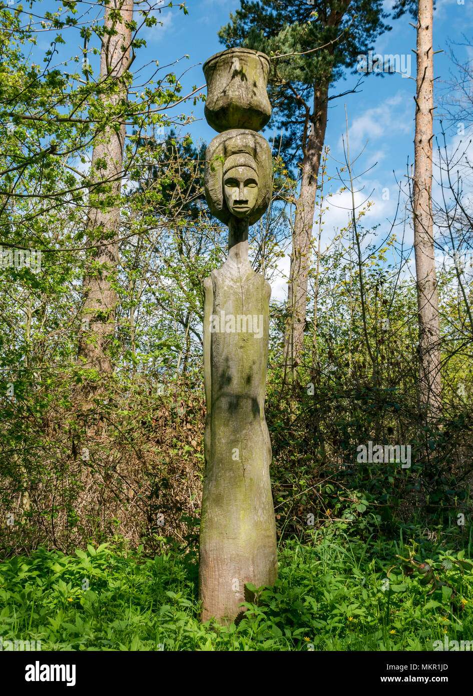 In legno intagliato scultura di tall donna africana che trasportano un cestello sul suo capo, Winton station wagon, Pencaitland, East Lothian, Scozia, Regno Unito Foto Stock In legno intagliato scultura di tall donna africana che trasportano un cestello sul suo capo, Winton station wagon, Pencaitland, East Lothian, Scozia, Regno Unito Foto Stock