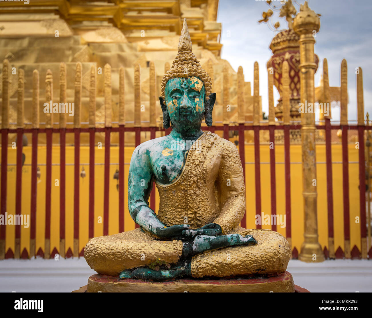 Golden seduto statua del Buddha al Wat Phra That Doi Suthep Temple, Chiang Mai, Thailandia Foto Stock