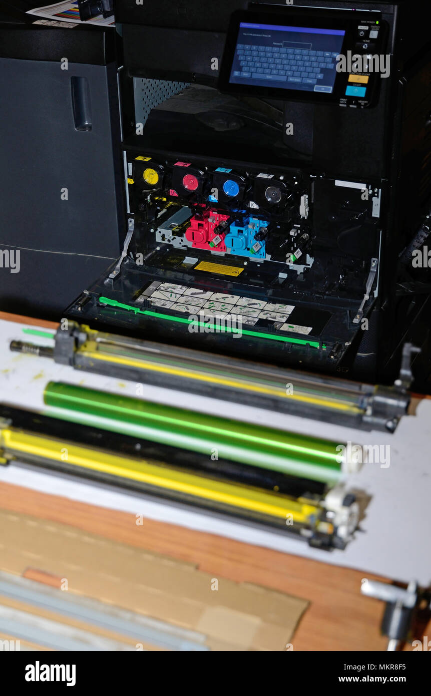 Componenti di una fotocopiatrice attendono ri-assemblaggio in un ufficio. Foto Stock