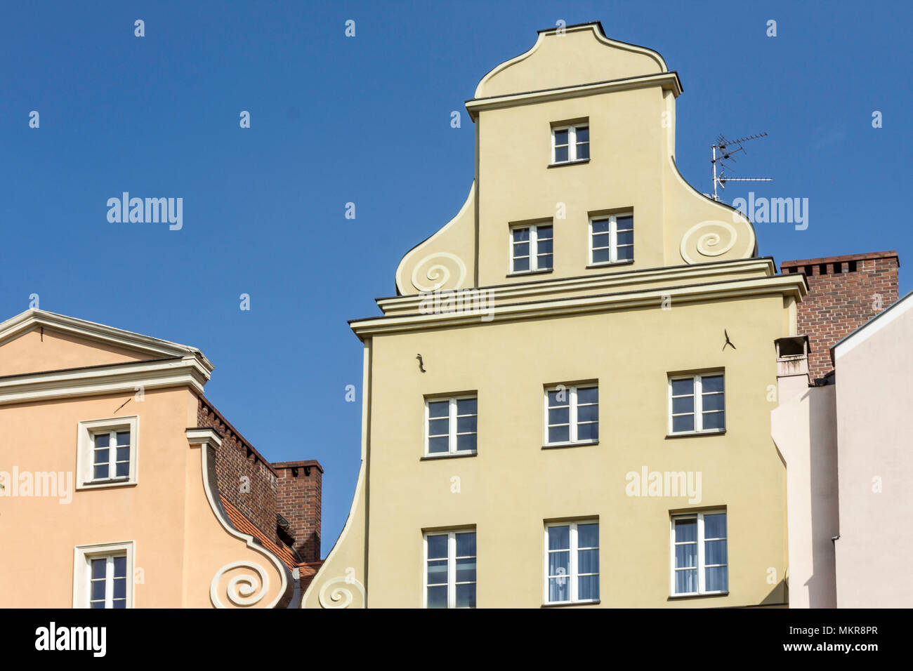 Rinnovato vecchie case. Vista della facciata della casa dal cantiere. Gotico e elementi di stile barocco degli edifici . Città Vecchia di Wroclaw, Polonia. Foto Stock