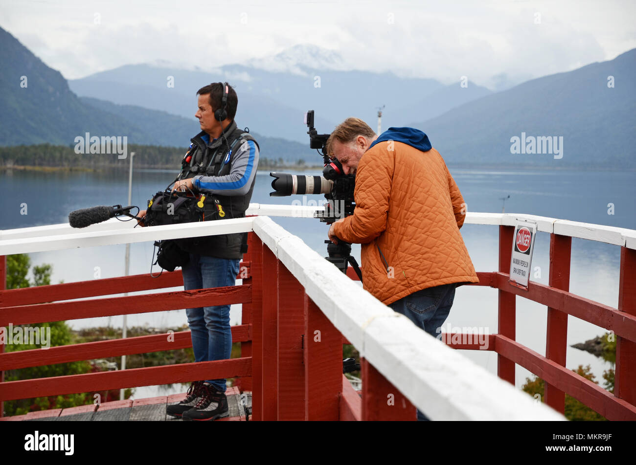 Un cameraman films passeggeri presso il Moana stazione ferroviaria da un cavalcavia, Nuova Zelanda Foto Stock