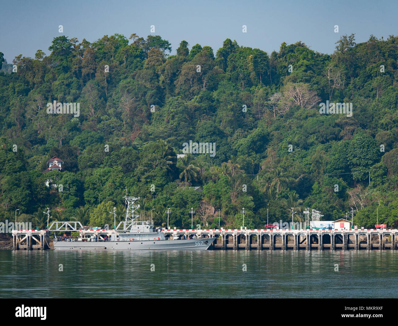 Navy recipiente ad un molo su Kadan Kyun, precedentemente King Island, la più grande isola dell' arcipelago di Myeik, precedentemente l arcipelago Mergui, in Tani Foto Stock
