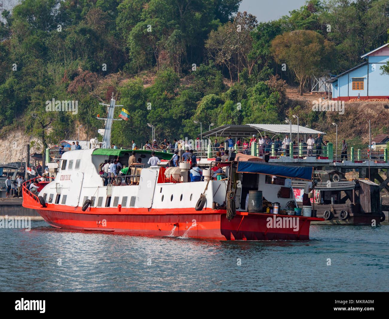 Traghetto per passeggeri in arrivo a Kyunsu su Kadan Kyun, precedentemente King Island, la più grande isola dell' arcipelago di Myeik, precedentemente l arcipelago Mergui Foto Stock