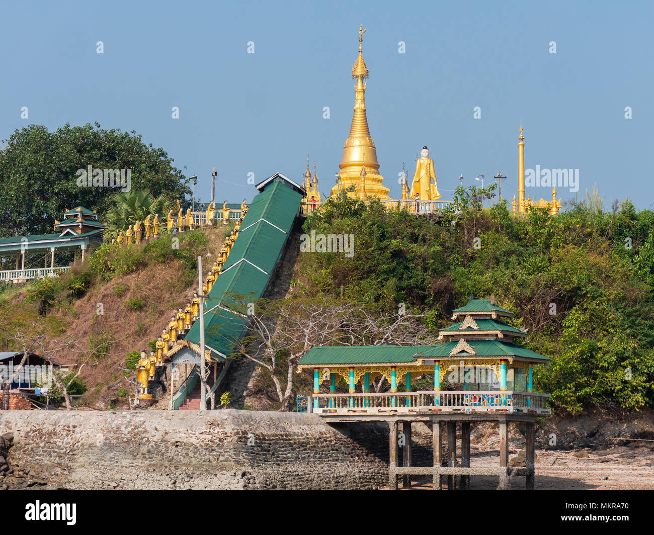 Pagoda vicino al molo del traghetto in Kyunsu su Kadan Kyun, precedentemente King Island, la più grande isola dell' arcipelago di Myeik, ex Mergui Archipela Foto Stock