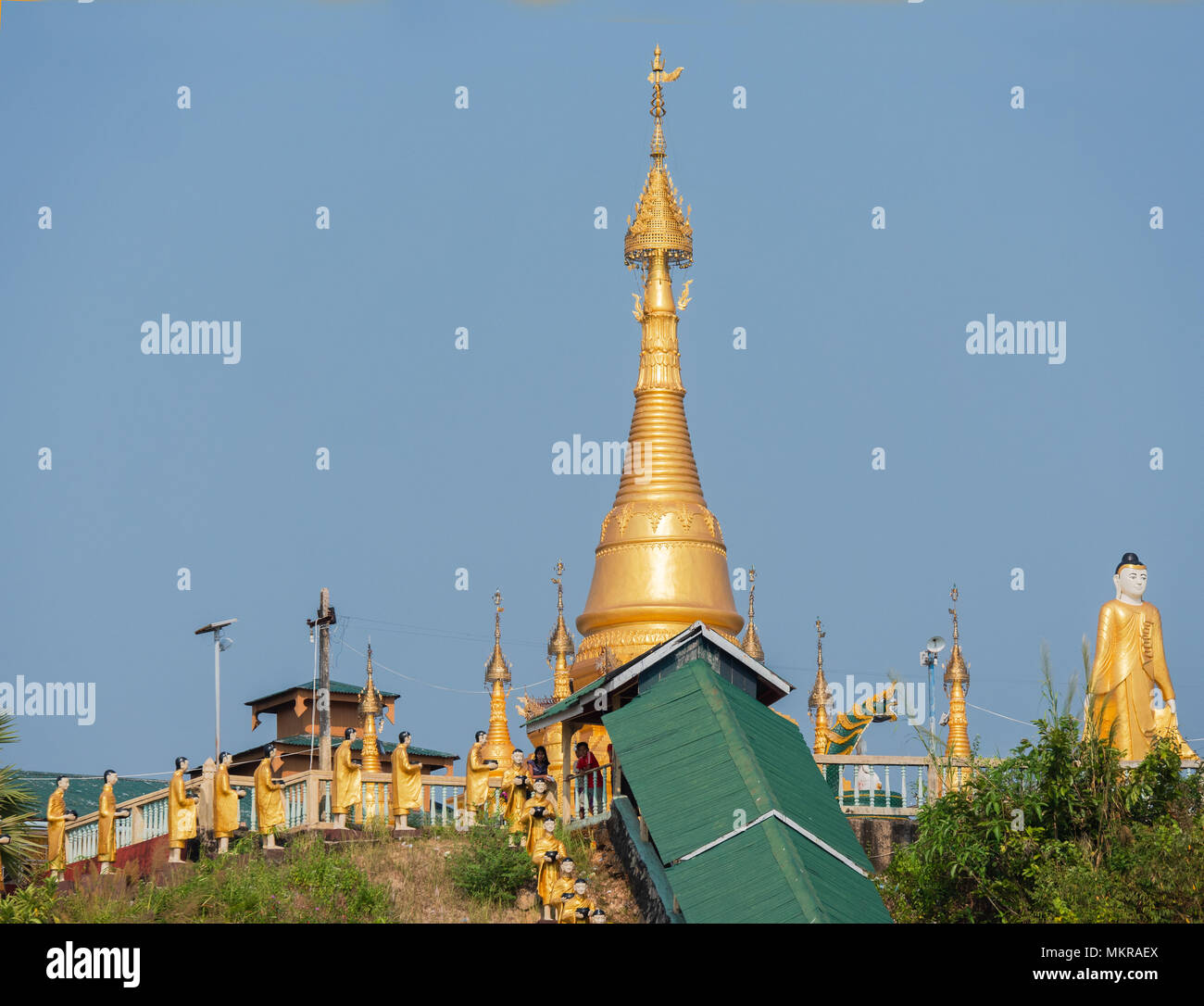 Pagoda vicino al molo del traghetto in Kyunsu su Kadan Kyun, precedentemente King Island, la più grande isola dell' arcipelago di Myeik, ex Mergui Archipela Foto Stock