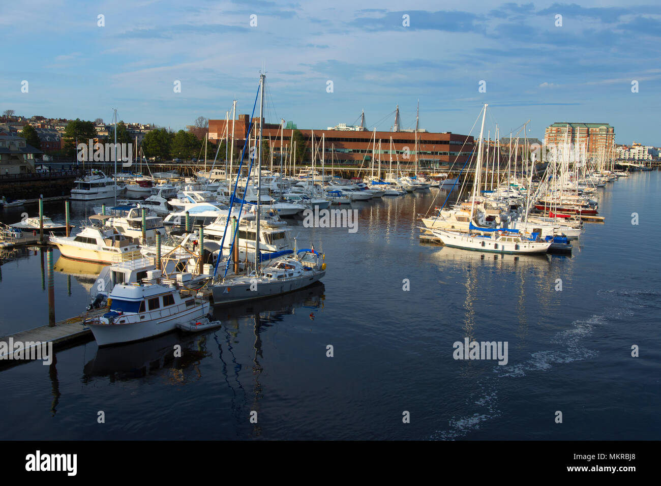 In prima serata su una marina in Charlestown, Massachusetts, STATI UNITI D'AMERICA, una sezione della città di Boston, Massachusetts, STATI UNITI D'AMERICA Foto Stock