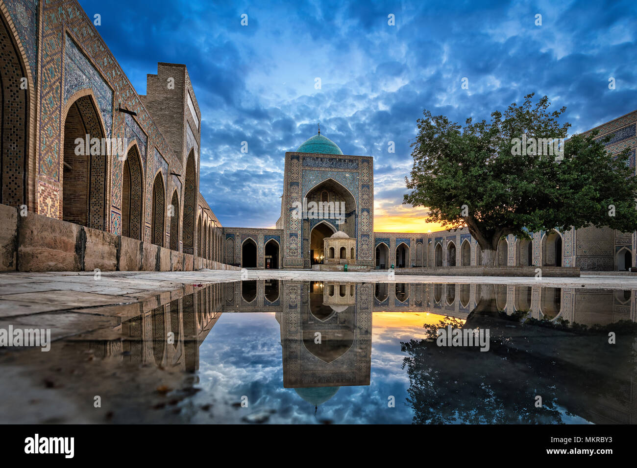 Cortile interno della moschea Kalyan, parte del Po-i-Kalyan complesso in Bukhara, Uzbekistan Foto Stock