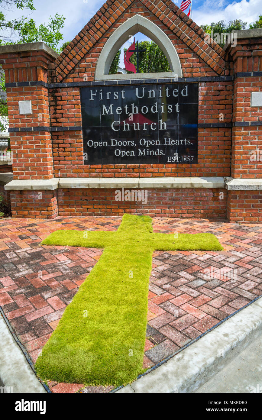 Primo Regno Chiesa Metodista di Gainesville, Florida. Croce di erba mette in evidenza la loro chiesa segno lungo un marciapiede nelle vicinanze. Foto Stock